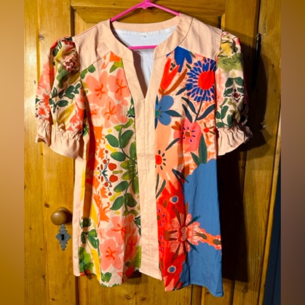 🎉Boutique Short Sleeve Shirt, Very Cute & Complimentary!! Size Large NWOT
